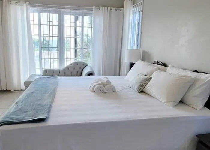 Villa Ivy's Luxury Villa, *
